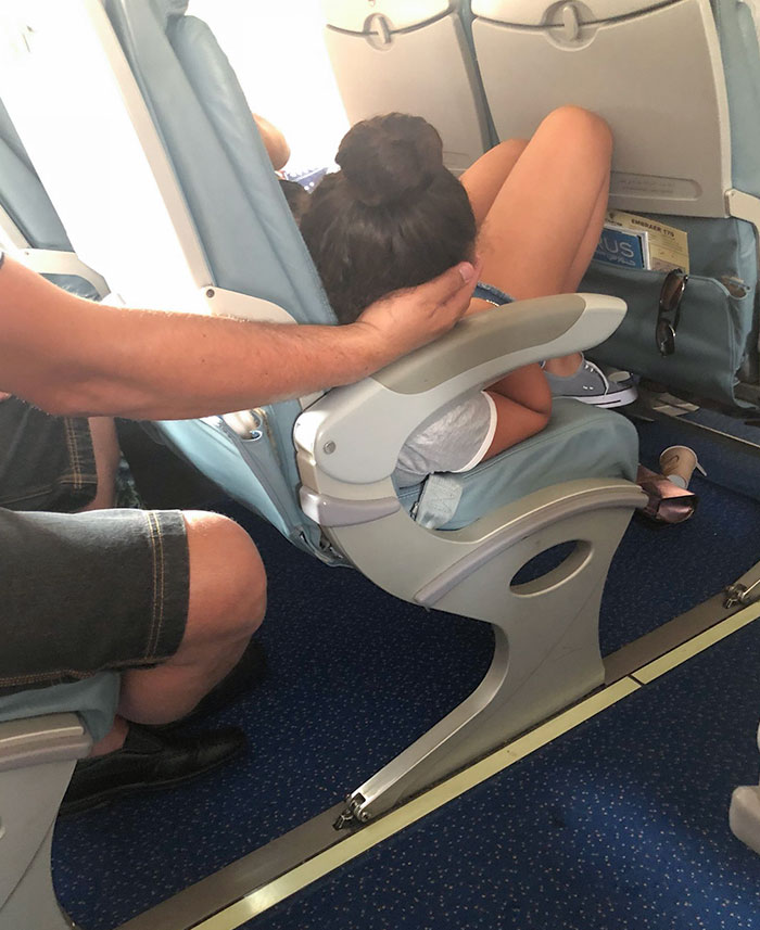This Guy Kept His Hand In This Position For More Than 45 Minutes So His Daughter Could Sleep Well