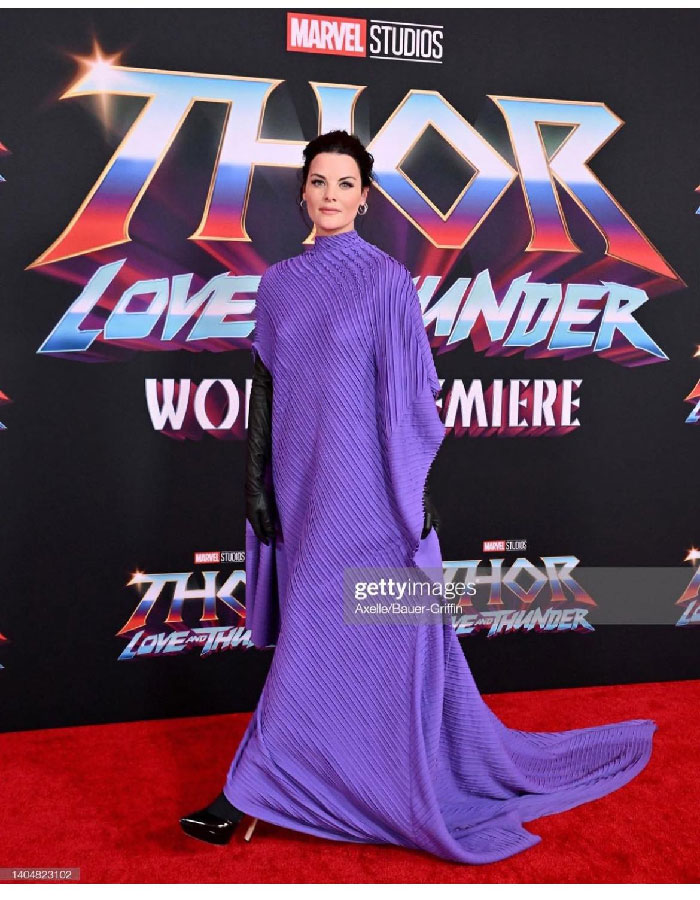 Not Blocking Her Face Because She’s Famous, But What The Heck Is This? I Know I Would Fall Flat On My Face If I Wore This Lol