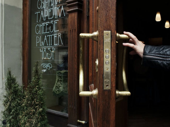 "A Tiny Piece Of Masking Tape Over A Coworker's Mouse Laser": 35 People Share Genius Yet Harmless Ways To Prank Others