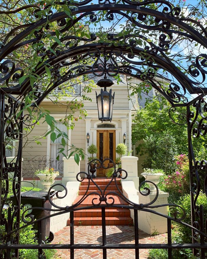 A Lovely Secret Garden On Esplanade Avenue!