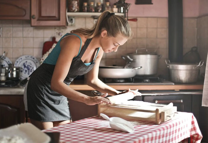 Guy Can't Believe His Wife Wants To Bail On Family Christmas Because Of His Mom's Tradition, The Internet Gives Him A Reality Check