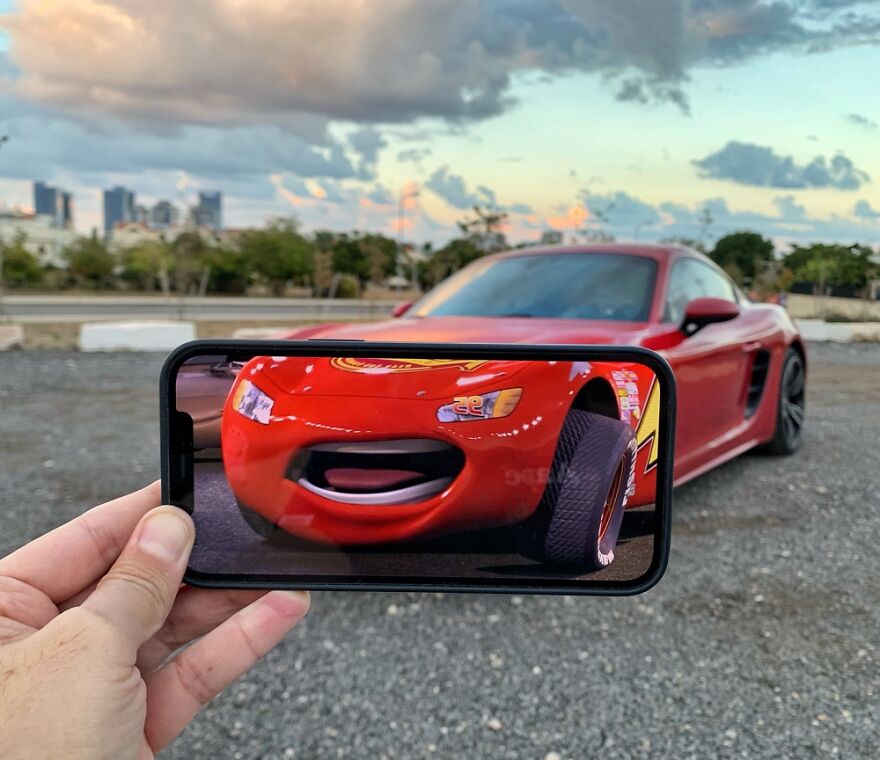 A combination of real-life scene with a pic on a smartphone