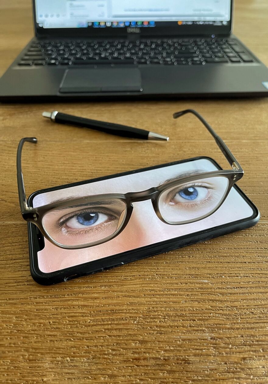 A combination of real-life scene with a pic on a smartphone