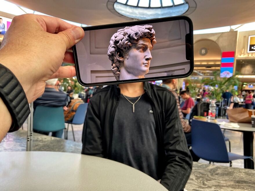 A combination of real-life scene with a pic on a smartphone