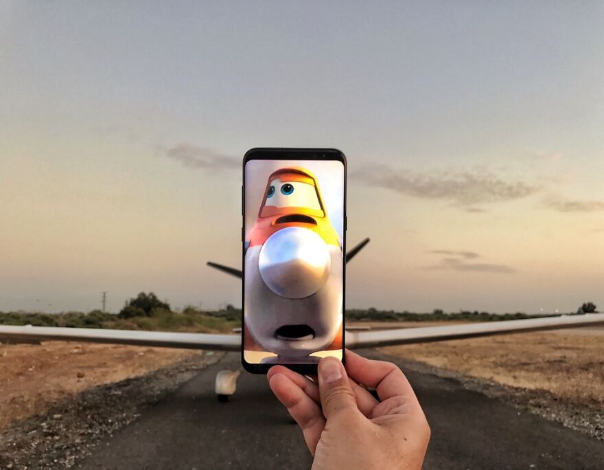 A combination of real-life scene with a pic on a smartphone