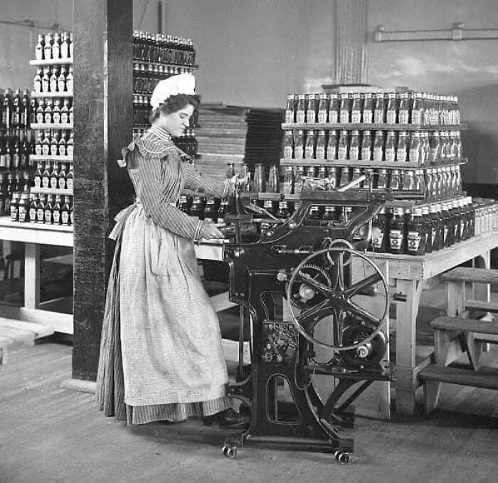 Female Worker Bottling Ketchup At The Heinz Factory. Pittsburgh, Pennsylvania,1897