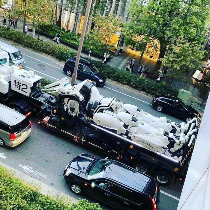  You Know You’ve Lived In Tokyo Too Long When A Gargantuan Gandumesque Robot On The Back Of A Large Truck Drives By