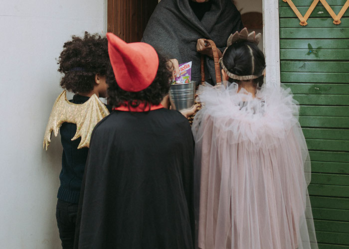 Potatoes For Trick-Or-Treaters Become An Instant Hit In This Neighborhood, People Chime In With The Weirdest Halloween Treats They've Seen