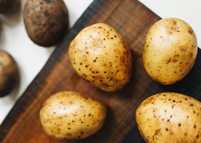Potatoes For Trick-Or-Treaters Become An Instant Hit In This Neighborhood, People Chime In With The Weirdest Halloween Treats They've Seen