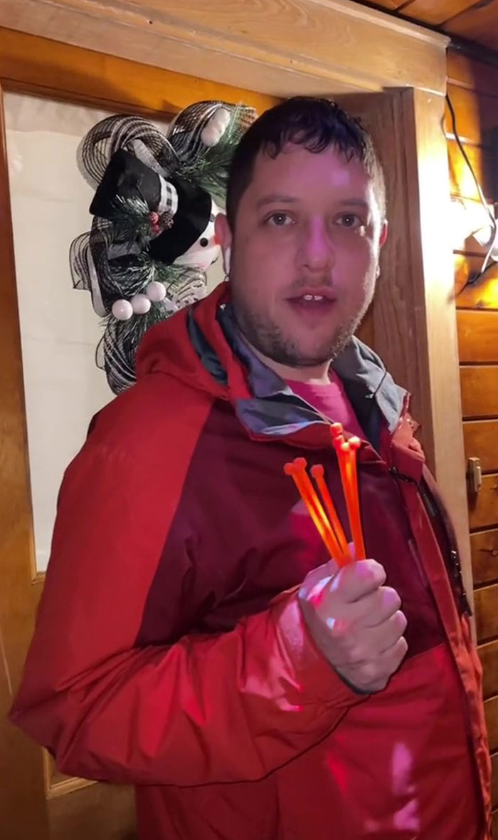 &ldquo;Looks Like We Got Karen As A Neighbor&rdquo;: Man Gets Into A War With Neighbor Who Zip-Tied Her Snow Fence To His Gutters