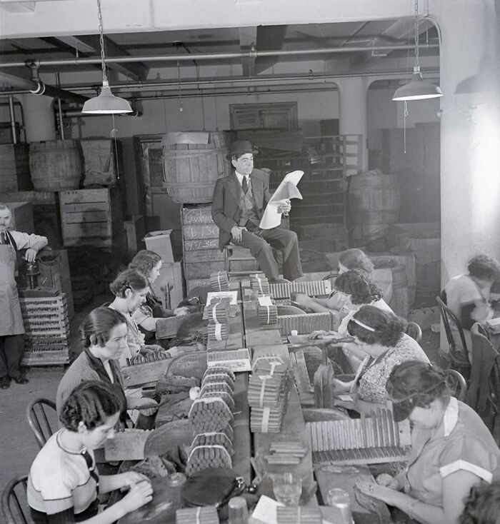 A Lector Reads A Newspaper To Workers In A Cigar Factory, 1900s