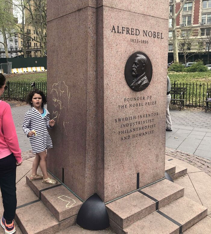 Letting Your Kid Draw On The Nobel Memorial At The Natural History Museum
