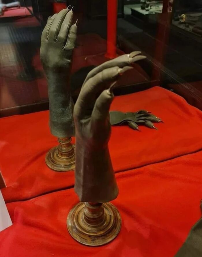 Self-Defense Glove For Ladies. London, 1850