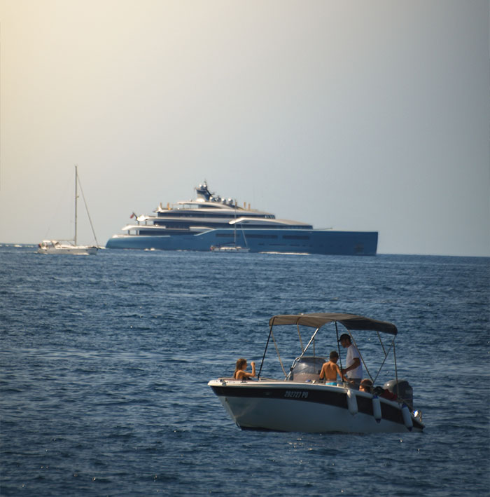 35 People Who Dated Rich Share The Most Surprising Things They Learned