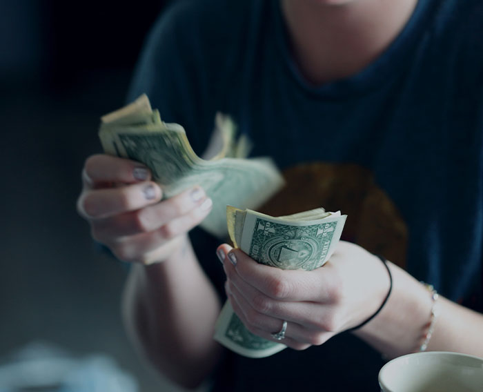 35 People Who Dated Rich Share The Most Surprising Things They Learned