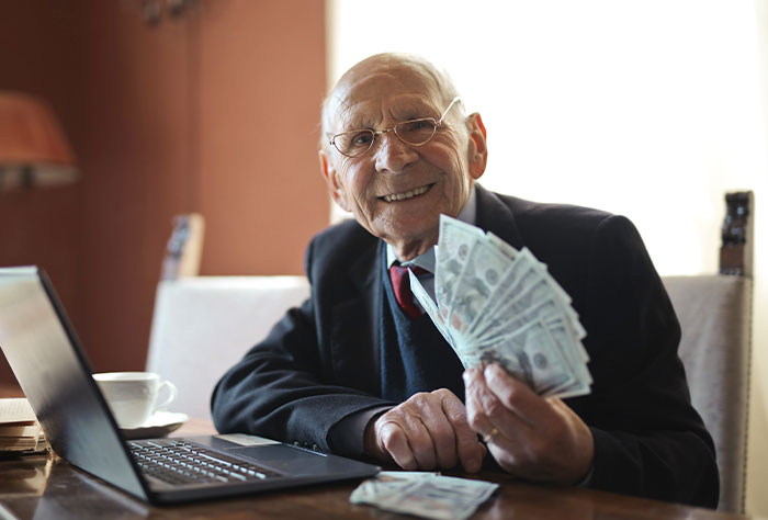 35 People Who Dated Rich Share The Most Surprising Things They Learned