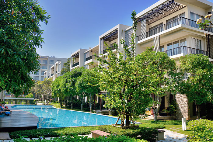 35 People Who Dated Rich Share The Most Surprising Things They Learned