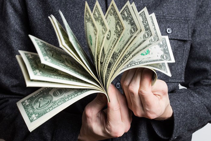 35 People Who Dated Rich Share The Most Surprising Things They Learned