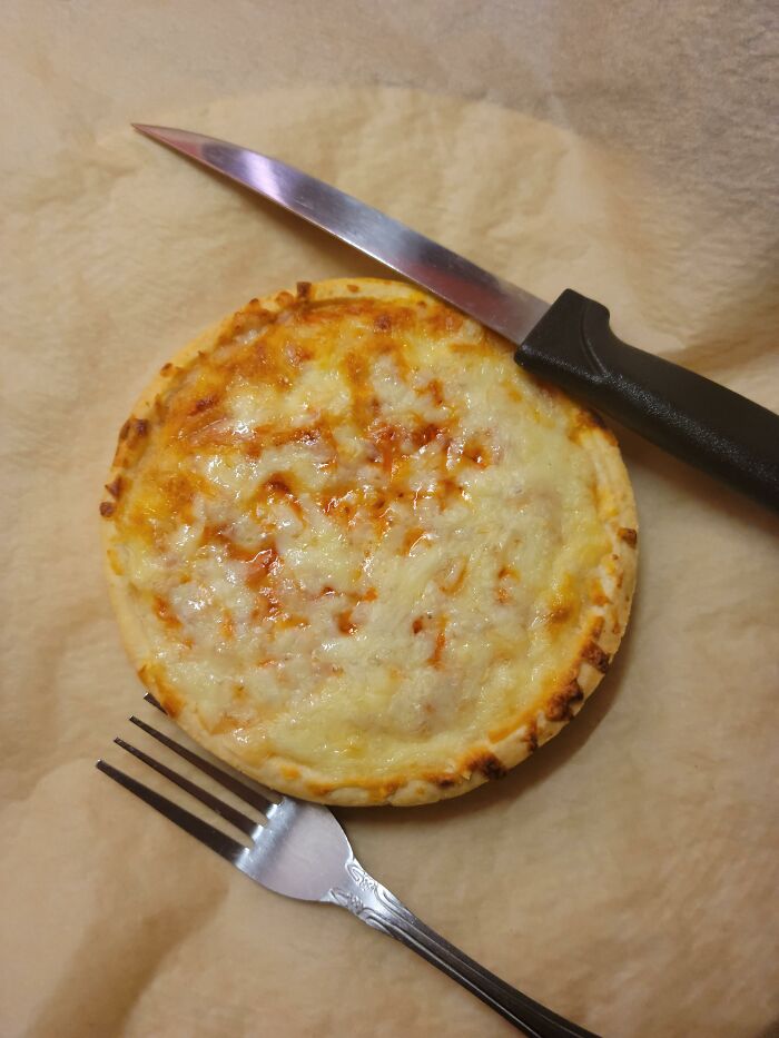 La pizza de un parque de atracciones. Me costó 11 dólares 