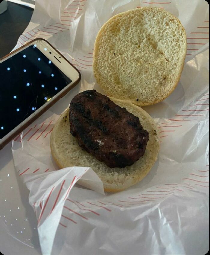 Me recomendaron que probara la nueva hamburguesería que abrió recientemente. Esta hamburguesa me costó £6,95