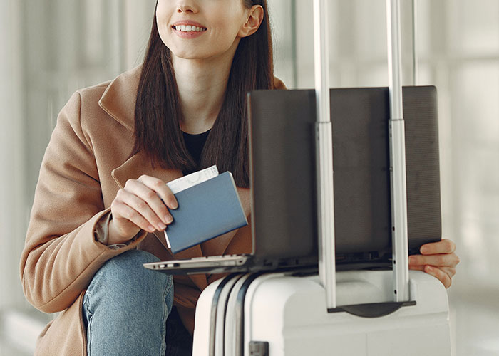 Woman Demands Another Plane Passenger Turn Off Her Movie So She Can Avoid Spoilers, Starts Acting Petty When She Refuses