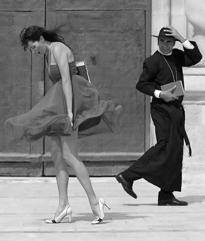 Instagram Account Collects And Shares Pictures That Capture Chance Encounters In Public Places (50 New Pics)