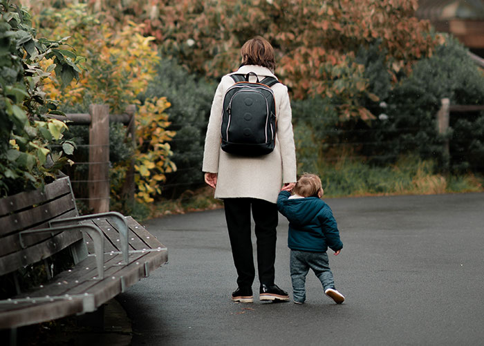 Mom Attempts To Lecture Her Kid By Using A Person With Dwarfism As A Threat, It Backfires When The Person Speaks Up Mom Attempts To Lecture Her Kid By Using A Person With Dwarfism As A Threat, It Backfires When The Person Speaks Up