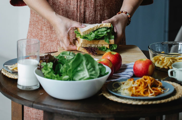 Guy Oversleeps For Work, Loses It After Seeing That His Wife Didn't Lift A Finger To Help Him With Lunch