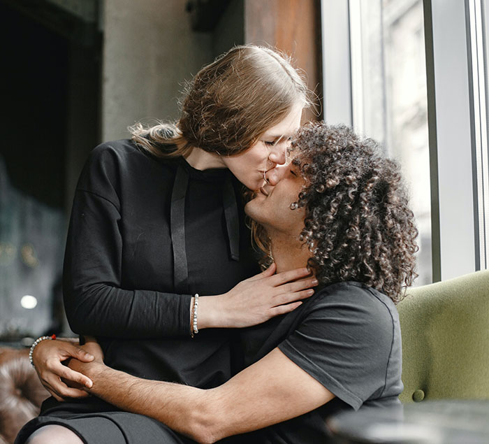 Woman Sits On Husband's Lap During Thanksgiving, Making It Very Awkward For His Mom And His Ex That She Invited To The Dinner
