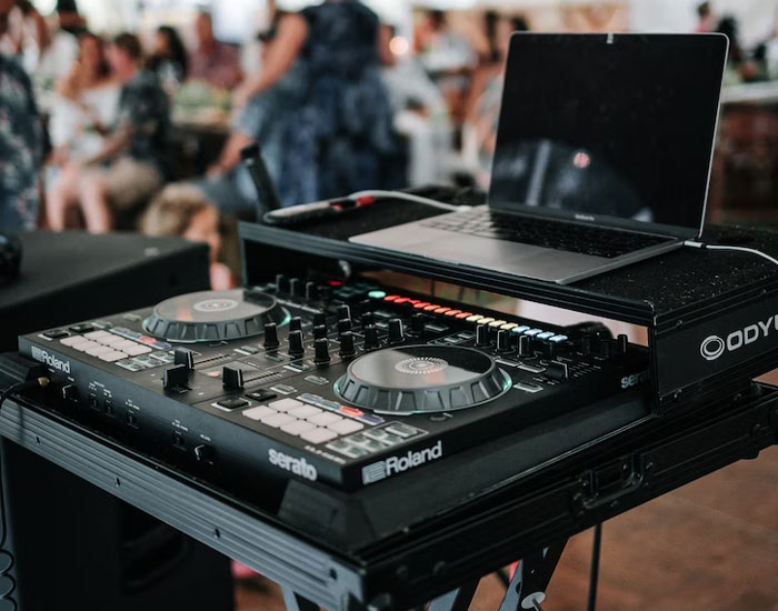 "How Embarrassing": Two Karens Come Up With A Plan To Interrupt A Wedding So The Guests Would Sing Happy Birthday To A 38-Year-Old Man