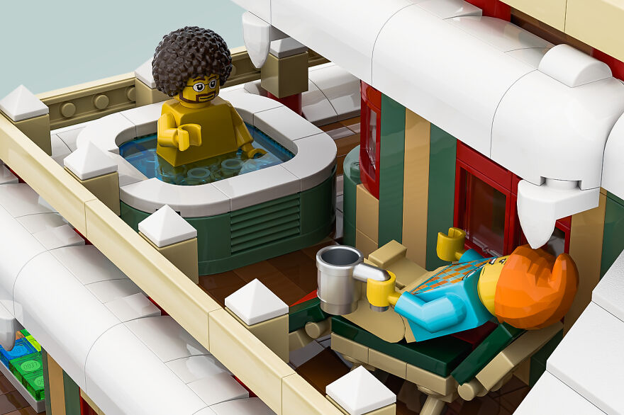 Christmas Is Coming, So I've Built A Kind Of Modular LEGO Christmas Tree