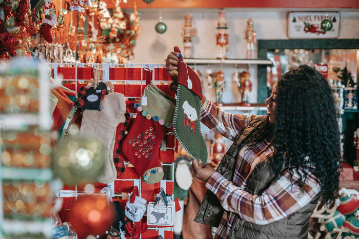 Husband Thinks It’s Unfair Their Christmas Decorations Only Represent Black People, But Wife Refuses To Replace Them Husband Thinks It’s Unfair Their Christmas Decorations Only Represent Black People, But Wife Refuses To Replace Them