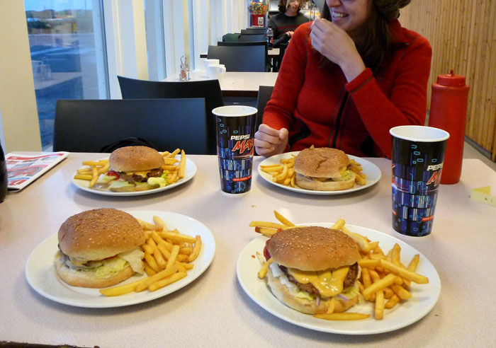 Parent Took Online Wondering Whether They’re Indeed A Jerk For Letting Their 22-Year-Old Bring Fast Food To A Wedding Parent Took Online Wondering Whether They’re Indeed A Jerk For Letting Their 22-Year-Old Bring Fast Food To A Wedding