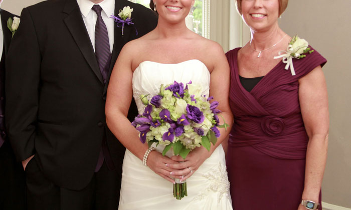 Bride Bans Polyamorous Parents' Throuple Partner From Her Wedding And Asks Folks Online If She's The Bad Guy