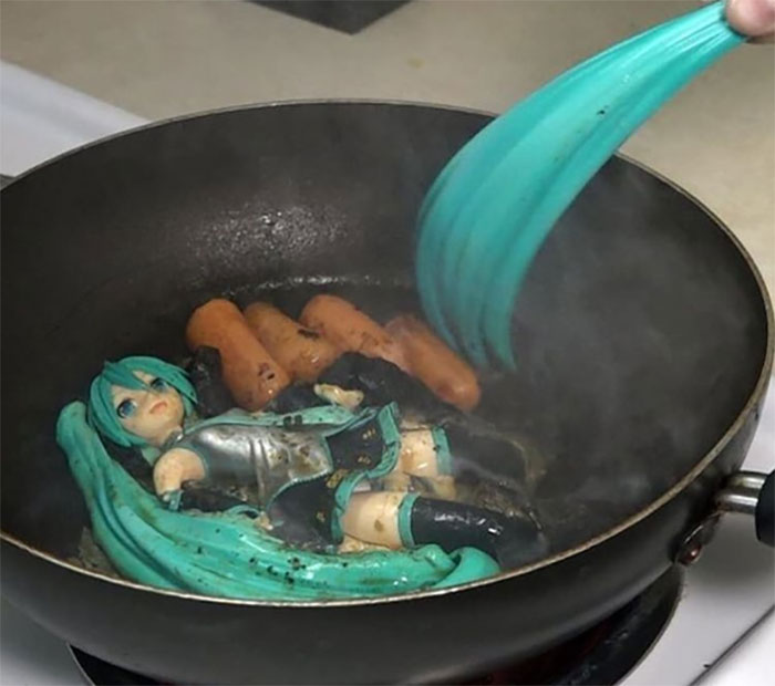 This Group Is All About Sharing "Cursed Images", And Here's 34 Of The Most Bizarre Ones