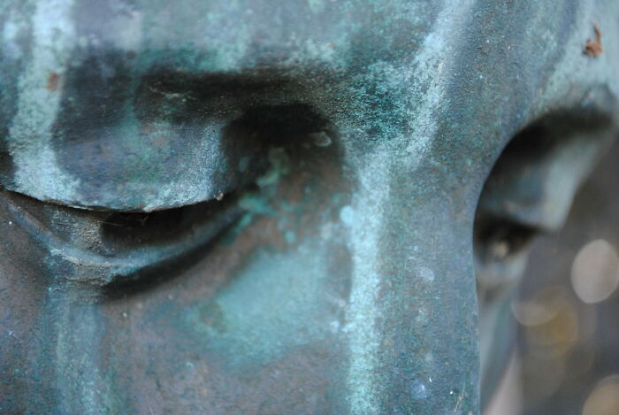 30 Subtle Signs That Reveal Someone Had A Rough Childhood, According To Folks In This Online Community