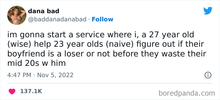 Tweet from a woman humorously offering advice to 23-year-olds about spotting a loser boyfriend, part of funniest tweets.