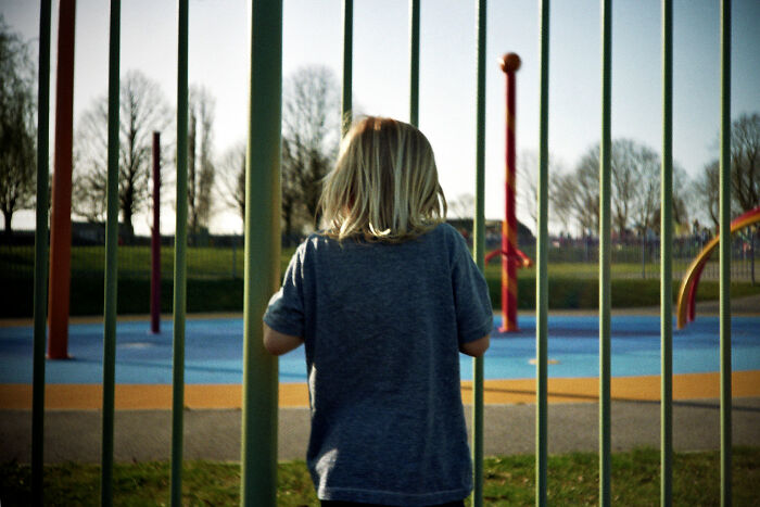 30 Subtle Signs That Reveal Someone Had A Rough Childhood, According To Folks In This Online Community