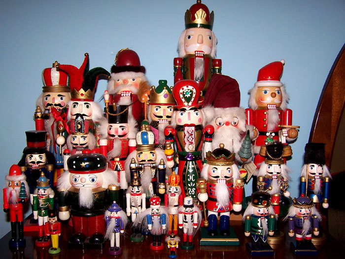 Husband Thinks It’s Unfair Their Christmas Decorations Only Represent Black People, But Wife Refuses To Replace Them Husband Thinks It’s Unfair Their Christmas Decorations Only Represent Black People, But Wife Refuses To Replace Them