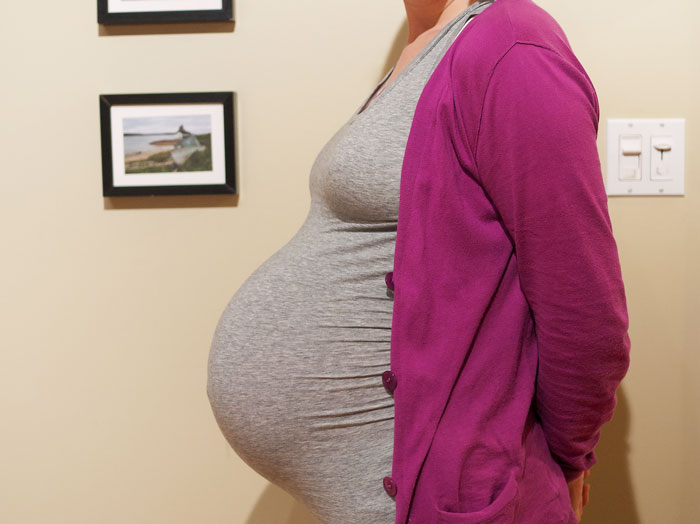 Man Is Fed Up With His Girlfriend’s Cravings While She Is Being A Surrogate For His Sister, Asks Her To Pay For His Meal She Ate