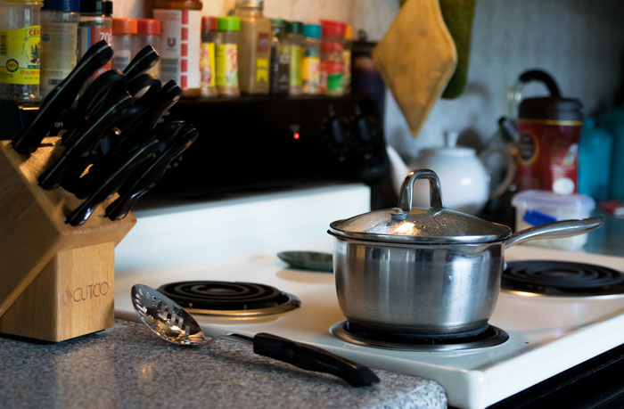 Roommate Upset After This Guy Told Him To Not Cook Certain Meals When His Pregnant Girlfriend Comes Over