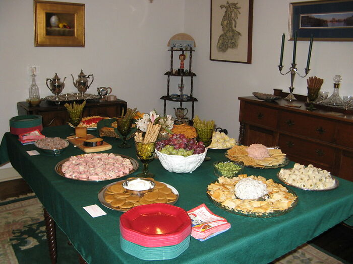 Netizen Wonders "What Is An American Thing But Americans Think Everyone Outside Of America Does It?", Gets 30 Responses