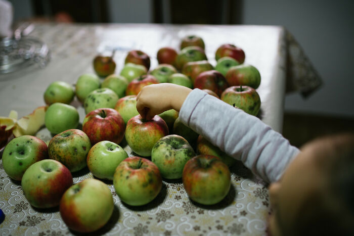 30 Subtle Signs That Reveal Someone Had A Rough Childhood, According To Folks In This Online Community