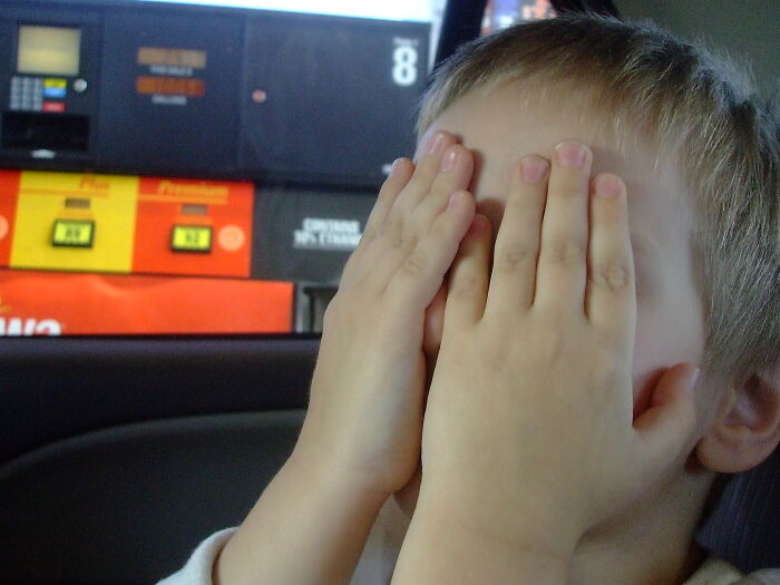 30 Subtle Signs That Reveal Someone Had A Rough Childhood, According To Folks In This Online Community