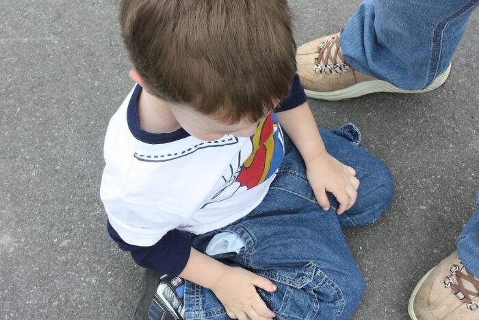 30 Subtle Signs That Reveal Someone Had A Rough Childhood, According To Folks In This Online Community