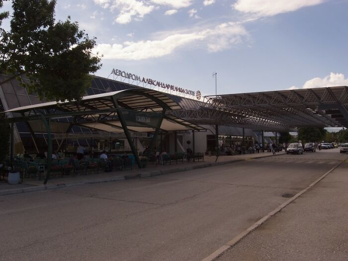 30 Airport Hacks And Tips To Make Your Flight As Effortless As Possible