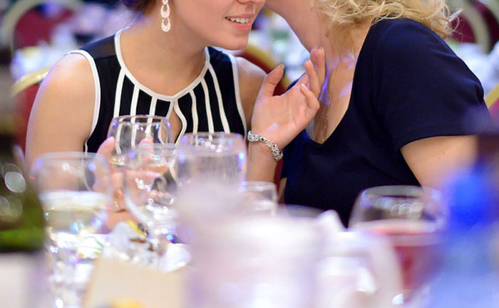 Woman Gets Back At Her School Bully For Harassing Her At A Restaurant By Leaving Her A 100% Tip On $40 Meal