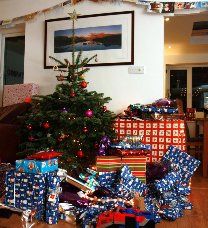 19 Y.O. Discovers Parents Got Gifts For His Sibling Despite Agreeing Not To Get Gifts For Anyone, Says He Won&rsquo;t Come Home For Christmas