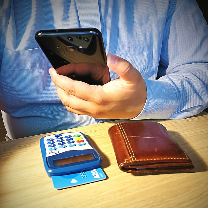 Netizen Wonders "What Is An American Thing But Americans Think Everyone Outside Of America Does It?", Gets 30 Responses