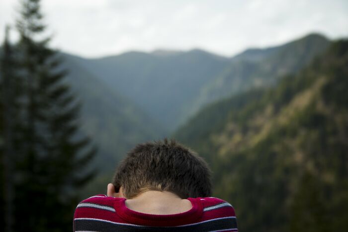 30 Subtle Signs That Reveal Someone Had A Rough Childhood, According To Folks In This Online Community